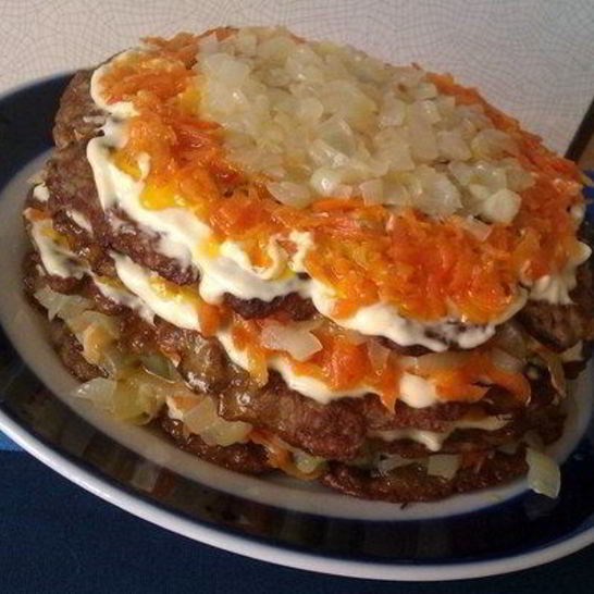 Рецепт печеночного торта с соленым огурцом