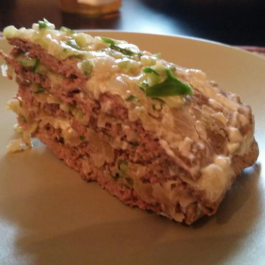 Рецепт торта из куриной печени со свежим огурцом и луком