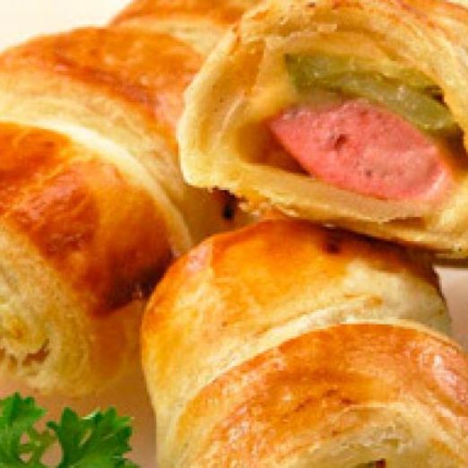 Пикантные сосиски в слойке