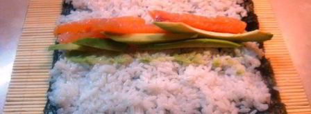 роллы с семгой и авокадо. Шаг 8