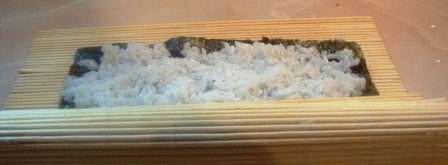 роллы с семгой и авокадо. Шаг 9