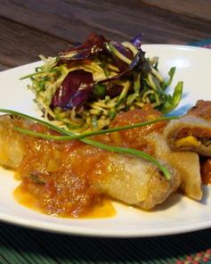 Спринг-роллы с рийетом из телятины и цыпленка, начинкой из черемши, салатом из цуккини и соусом Ромеско