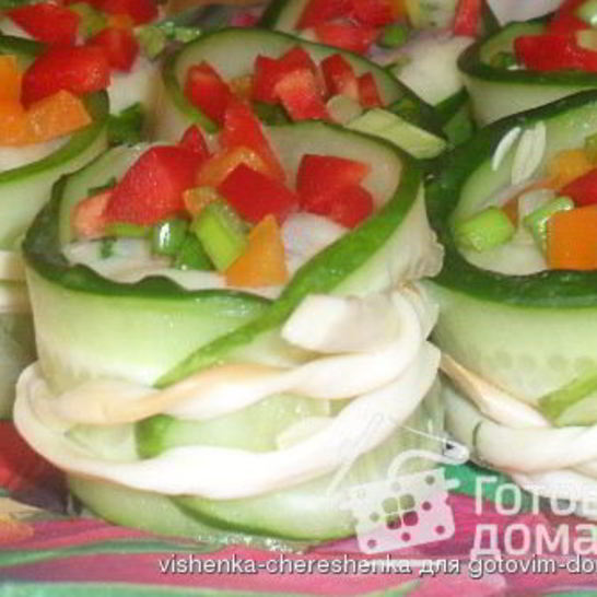 Рецепт огуречных рулетов с картофельно-селедочной начинкой