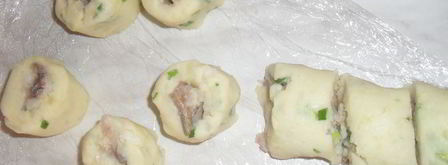 огуречные рулеты с картофельно-селедочной начинкой. Шаг 5