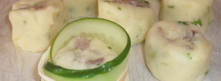 огуречные рулеты с картофельно-селедочной начинкой. Шаг 6