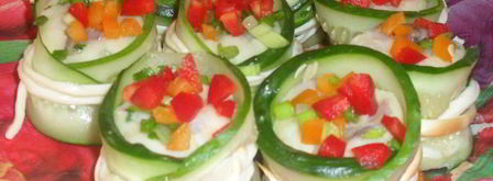 огуречные рулеты с картофельно-селедочной начинкой. Шаг 7