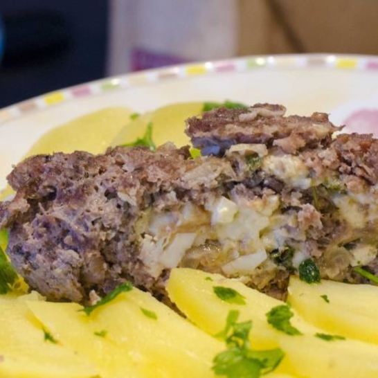 Рецепт рулета из фарша с яйцом и сыром