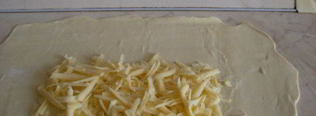 рулет из слоеного теста и рыбы. Шаг 6