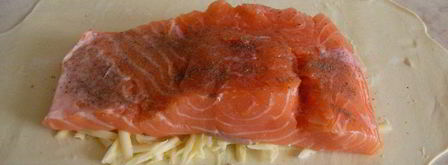 рулет из слоеного теста и рыбы. Шаг 7