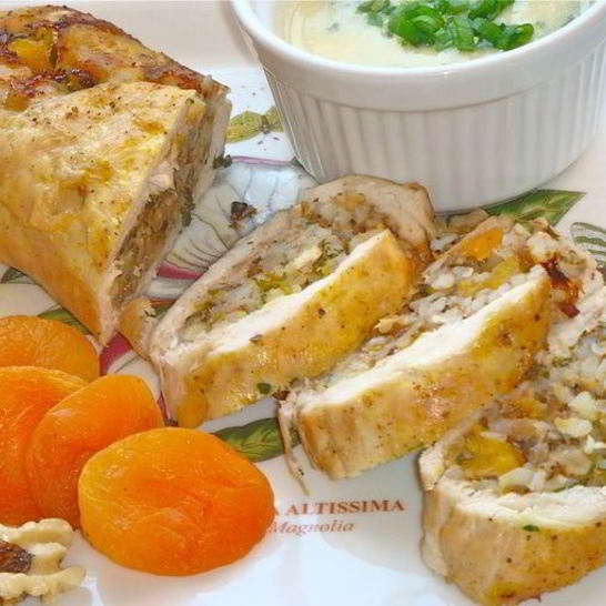 Рецепт рулета из цыпленка и кураги в винном соусе