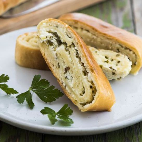 Рецепт рулета из творожного теста с брынзой и зеленью
