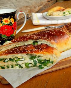 Рулет с луком и яйцом в духовке