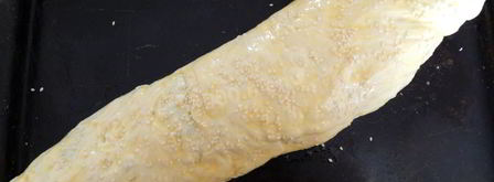 рулет с луком и яйцом в духовке. Шаг 12