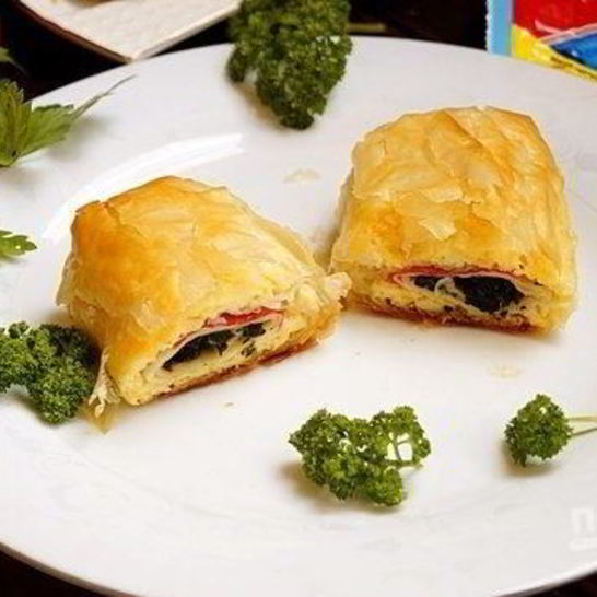 Рецепт рулетиков из теста фило с крабово-сырной начинкой