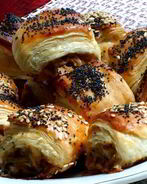 Рулетики слоеные с тунцом