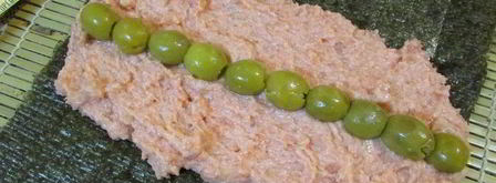 рыбный рулет с оливками. Шаг 8