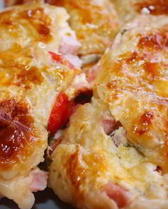 Слоеные рулетики с ветчиной, сыром и базиликом