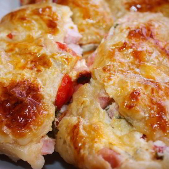 Рецепт слоеных рулетиков с ветчиной, сыром и базиликом