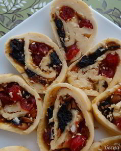 Сырный рулет с сухофруктами и орехами