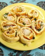 Яично-сырный рулет с рисом и овощами