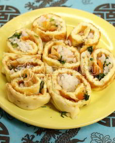 Яично-сырный рулет с рисом и овощами