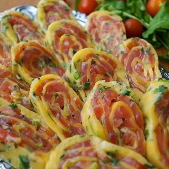 Рецепт закусочного рулета из сыра с красной рыбой