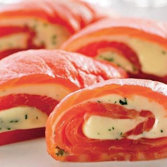 Рецепт закусочных рулетов из семги с сырной начинкой