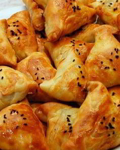 Самса из слоеного теста с мясом