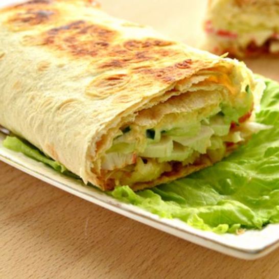 Рецепт шаурмы с крабовыми палочками и свежим огурцом