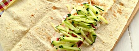 шаурма с крабовыми палочками и свежим огурцом. Шаг 5