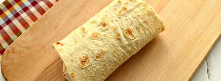 шаурма с крабовыми палочками и свежим огурцом. Шаг 7