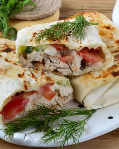 Шаверма с пикантной курочкой и чесночным соусом
