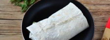 шаверма с пикантной курочкой и чесночным соусом. Шаг 12