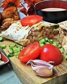 Шаверма с запеченной курицей и майонезным соусом