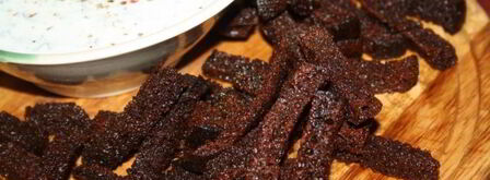 бородинские сухарики со сметанно-кефирным соусом с чесноком. Шаг 6