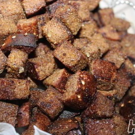 Рецепт сухариков из черного хлеба со специями и базиликом