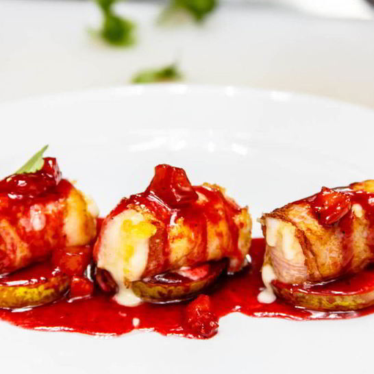 Рецепт сулугуней, запеченный в беконе на груше