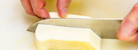 сулугуни, запеченный в беконе на груше. Шаг 3