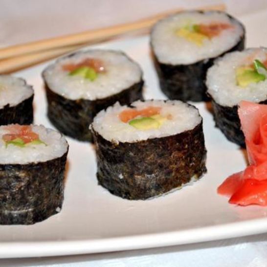 Рецепт маков суши с лососем и авокадо