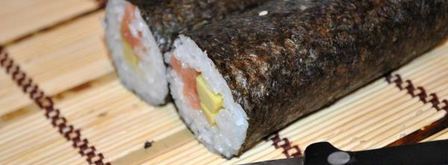 маки суши с лососем и авокадо. Шаг 12