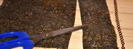 маки суши с лососем и авокадо. Шаг 7