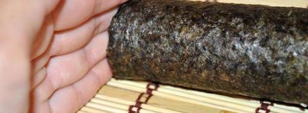 маки суши с лососем и авокадо. Шаг 11