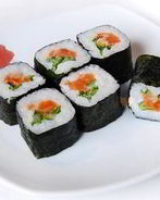 Суши с семгой и огурцом