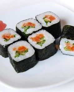 Суши с семгой и огурцом