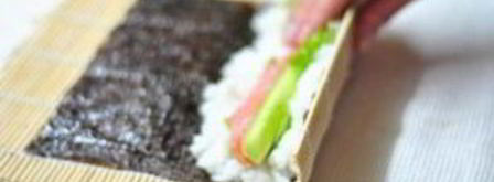 суши с семгой и огурцом. Шаг 6