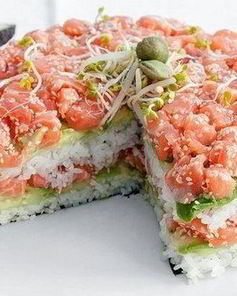 Суши-торт из огурца, лосося и авокадо