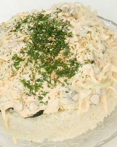 Суши-торт с кальмарами и огурцами