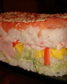 Суши-торт с креветками и авокадо