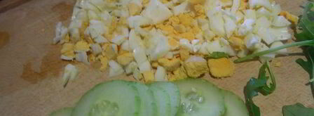 английский сэндвич с яйцом, огурцом и руколой. Шаг 4