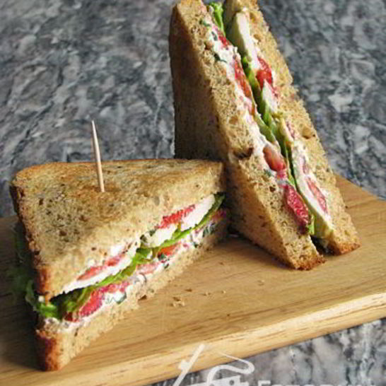 Рецепт клубничного сэндвича с курицей и мягким сыром